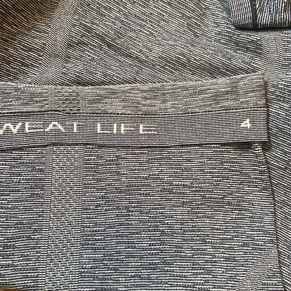 Lululemon athletica top size 4 - Picture 7 of 7